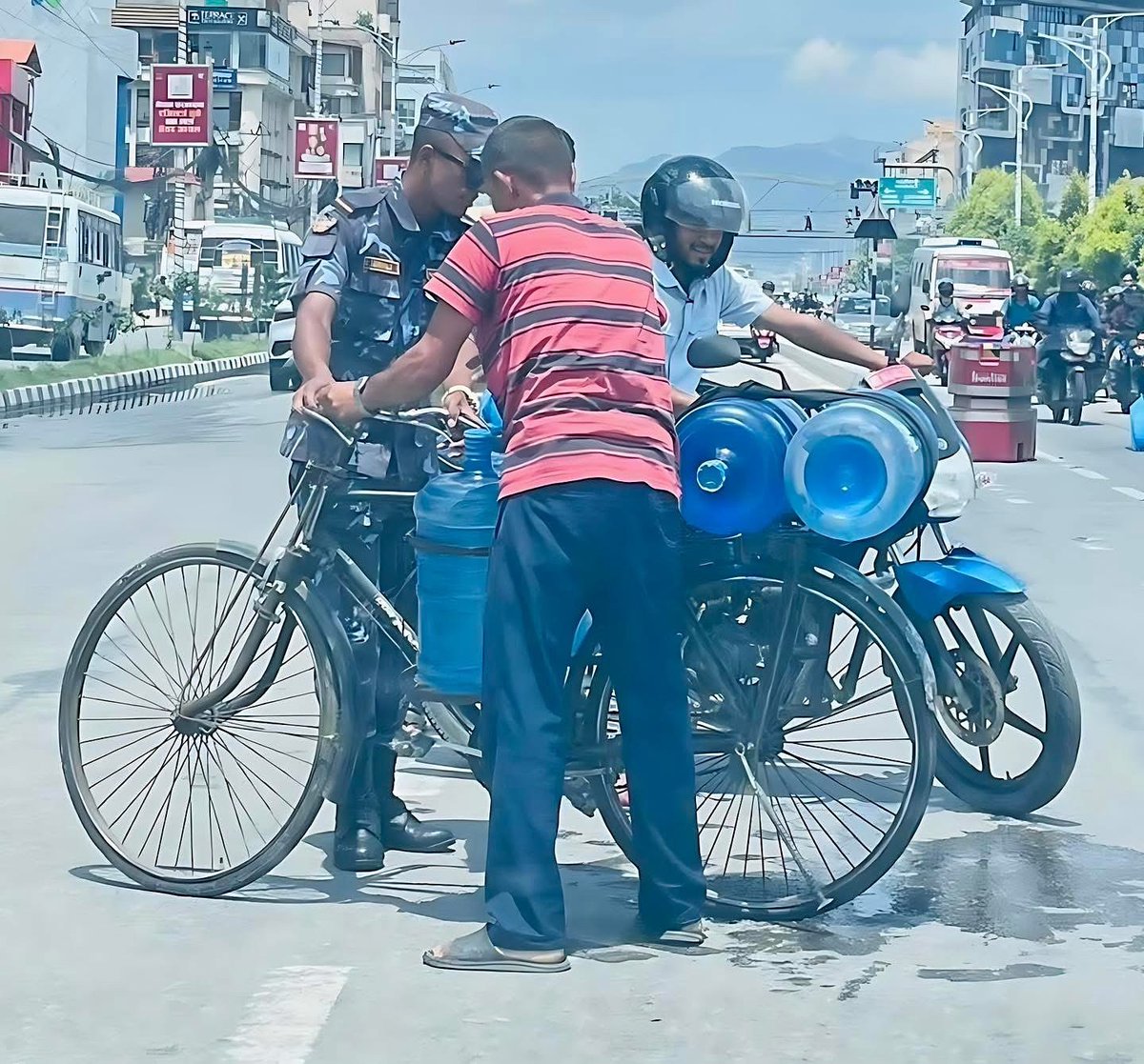 Routine of Nepal banda (@ronbupdates) on Twitter photo рдирдпрд╛рдБ рдмрд╛рдиреЗрд╢реНрд╡рд░рдорд╛ рдПрдХрдЬрдирд╛ рд╢реНрд░рдореАрдХ рд╕рд╛рдИрдХрд▓рдорд╛ рдкрд╛рдиреАрдХреЛ рдЬрд╛рд░ рдмреЛрдХреЗрд░ рдмрд╛рдЯреЛ рдкрд╛рд░ рдЧрд░реНрджреИ рдерд┐рдП рднрдиреЗ рдЕрдЪрд╛рдирдХ рдбрд┐рд╕реНрдмреНрдпрд╛рд▓реЗрдиреНрд╕ рднрдПрд░ рдЬрд╛рд░ рдЭрд░реНрди рдерд╛рд▓реНрдпреЛ ред рдирдЬрд┐рдХреИ рдПрдХрдЬрдирд╛ рд╕реБрд░рдХреНрд╖рд╛рдХрд░реНрдореАрд▓реЗ рджреЗрдЦреЗ рд░ рдЬрд╛рд░ рдмрд╛рдБрдзреНрди рд╕рдШрд╛рдП ред рдЕрдирд┐ рд╕рд╛рдИрдХрд▓ рд╕рдорд╛рдПрд░ рдмрд╛рдЯреЛ рдкрд╛рд░ рдЧрд░реНрди рд╕рд╣рдпреЛрдЧ рдкрдирд┐ рдЧрд░реЗ ред рдХреБрд░реЛ рд╕рд╛рдиреЛ рд╣реЛрд▓рд╛ рддрд░ рддреНрдпрд╕рдХреЛ рдорд░реНрдо рдирд┐рдХреИ рдЧрд╣рд┐рд░реЛ рдЫ ред тЭдя╕ПЁЯЩП #Respect рдирдпрд╛рдБ рдмрд╛рдиреЗрд╢реНрд╡рд░рдорд╛ рдПрдХрдЬрдирд╛ рд╢реНрд░рдореАрдХ рд╕рд╛рдИрдХрд▓рдорд╛ рдкрд╛рдиреАрдХреЛ рдЬрд╛рд░ рдмреЛрдХреЗрд░ рдмрд╛рдЯреЛ рдкрд╛рд░ рдЧрд░реНрджреИ рдерд┐рдП рднрдиреЗ рдЕрдЪрд╛рдирдХ рдбрд┐рд╕реНрдмреНрдпрд╛рд▓реЗрдиреНрд╕ рднрдПрд░ рдЬрд╛рд░ рдЭрд░реНрди рдерд╛рд▓реНрдпреЛ ред рдирдЬрд┐рдХреИ рдПрдХрдЬрдирд╛ рд╕реБрд░рдХреНрд╖рд╛рдХрд░реНрдореАрд▓реЗ рджреЗрдЦреЗ рд░ рдЬрд╛рд░ рдмрд╛рдБрдзреНрди рд╕рдШрд╛рдП ред рдЕрдирд┐ рд╕рд╛рдИрдХрд▓ рд╕рдорд╛рдПрд░ рдмрд╛рдЯреЛ рдкрд╛рд░ рдЧрд░реНрди рд╕рд╣рдпреЛрдЧ рдкрдирд┐ рдЧрд░реЗ ред рдХреБрд░реЛ рд╕рд╛рдиреЛ рд╣реЛрд▓рд╛ рддрд░ рддреНрдпрд╕рдХреЛ рдорд░реНрдо рдирд┐рдХреИ рдЧрд╣рд┐рд░реЛ рдЫ ред тЭдя╕ПЁЯЩП #Respect