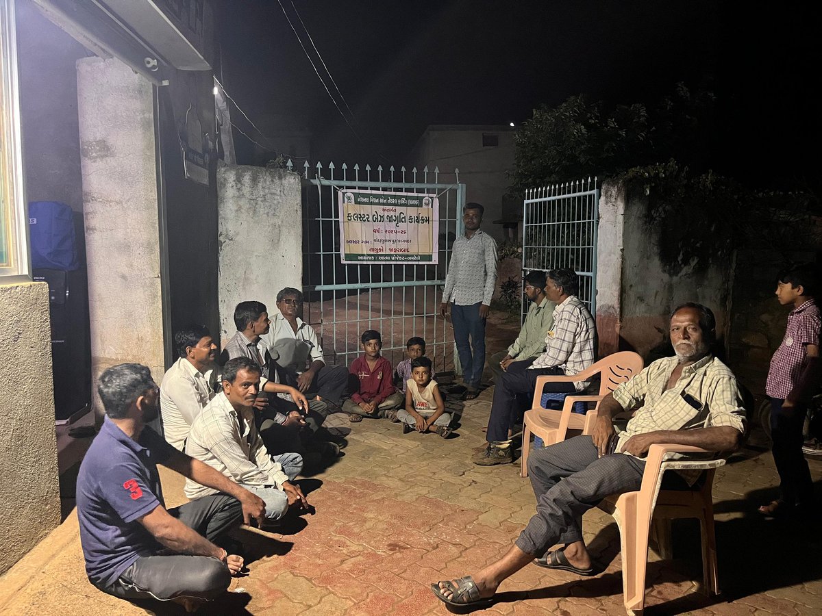 AmreliAtma's tweet photo. કાગવદર ગામમાં ખેડૂત મિટિંગ
ગુજરાત પ્રાકૃતિક કૃષિ વિકાસ યોજના અંતર્ગત આજે કાગવદર ખાતે મિટિંગ યોજાઈ. ખેડૂતોને યોજનાની માહિતી સાથે પ્રાકૃતિક ખેતી અપનાવવાના ફાયદા અંગે માર્ગદર્શન આપવામાં આવ્યું. 🌱

#પ્રાકૃતિકકૃષિ #ગુજરાતકૃષિ #gpkvb 
@ddoamreli @CollectorAmr https://t.co/RYPGVzES6C