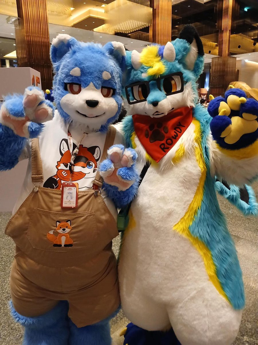 跟<a href="/rowdy_drusky/">Rowdyラウディ➡️UTFG</a> 合照❤️

🪡：<a href="/KemoTianou/">天偶毛作⚠️commission close</a> 

#FursuitFriday 
#UTFG2025