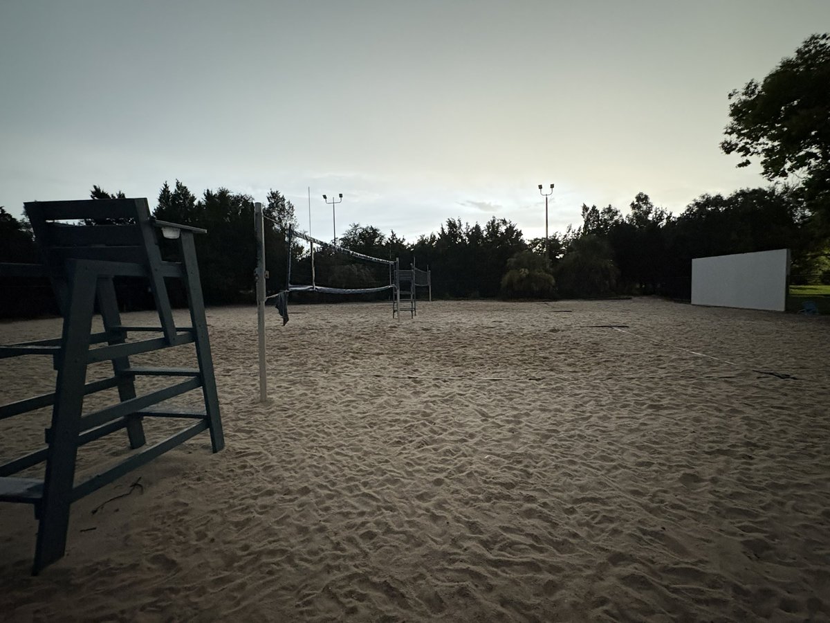 lowstakesdre's tweet image. After work activities:
Volleyball
It rained. So what.
We can play in the rain.
Oh shit. The night lights aren’t working.
Who cares. Let’s ball.
We pulled up four cars to light the courts.
If you love it. You find a way.