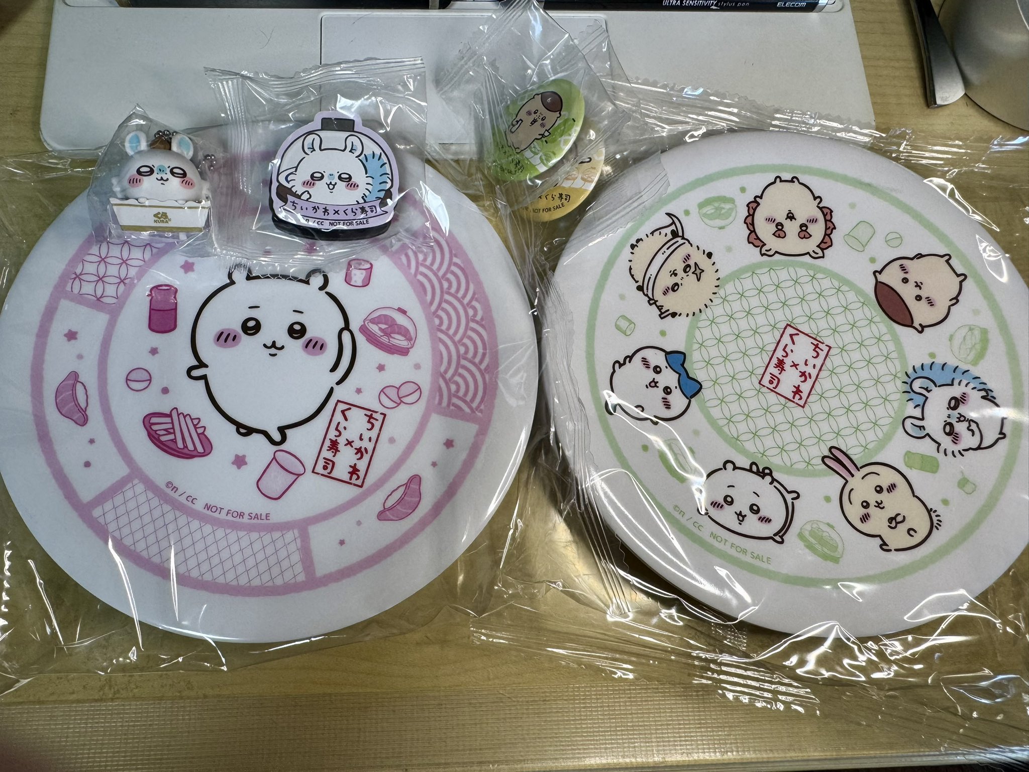 新品　未開封　くら寿司　ちいかわ　皿　４枚　おまけ付き　フィギュア　モモンガ くら寿司 ちいかわ 寿司皿 4種類 コンプリート＆フィギュア