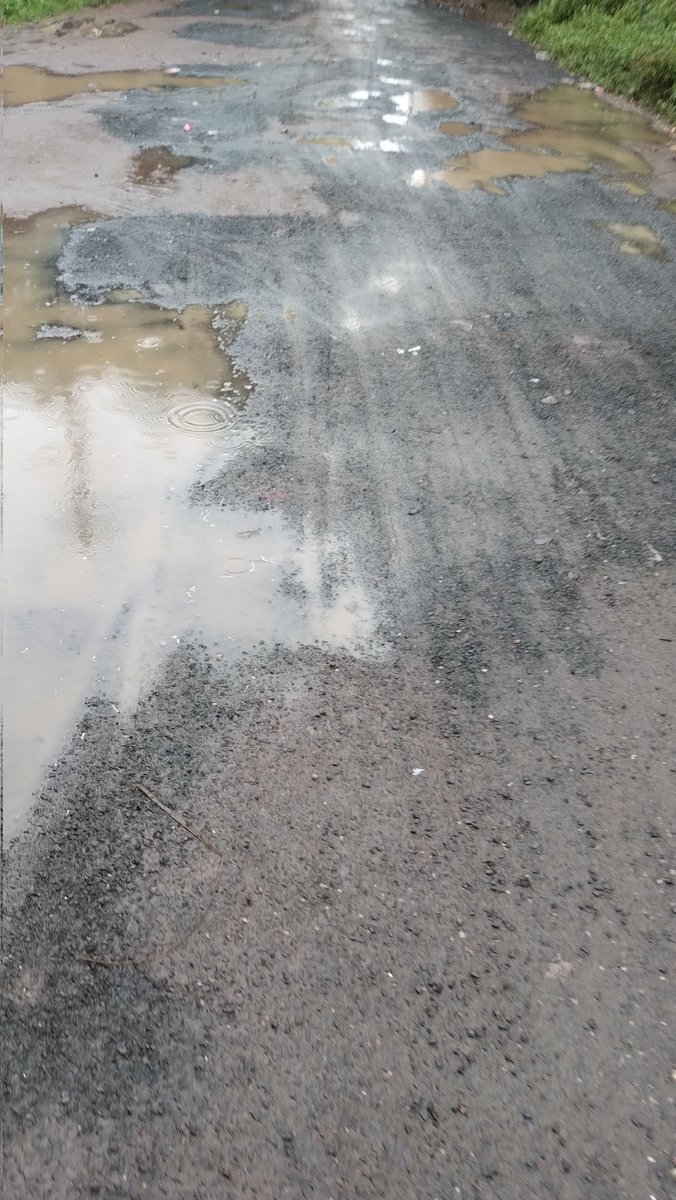 SambitKDas1's tweet photo. 📍मेचेदा रेलवे कॉलोनी रोडस्टेशन मास्टर कार्यालय के निकट
@DRMKGP @AshwiniVaishnaw सर, मेचेदा स्टेशन तक जाने वाली सड़क मानसून में बहुत खराब हालत में है।
💧 पानी भराव
🚧 गड्ढे और टूटी सड़क
🚶‍♂️ यात्रियों और स्थानीय लोगों के लिए खतरनाक है।
कृपया इसकी तत्काल मरम्मत करवाई जाए।
#railroad https://t.co/y1yJy5QJVP