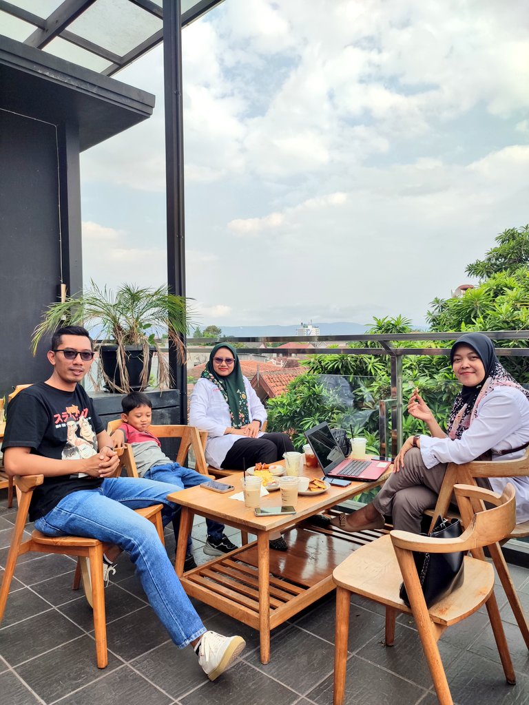 Enenge mung sendhika dawuh.