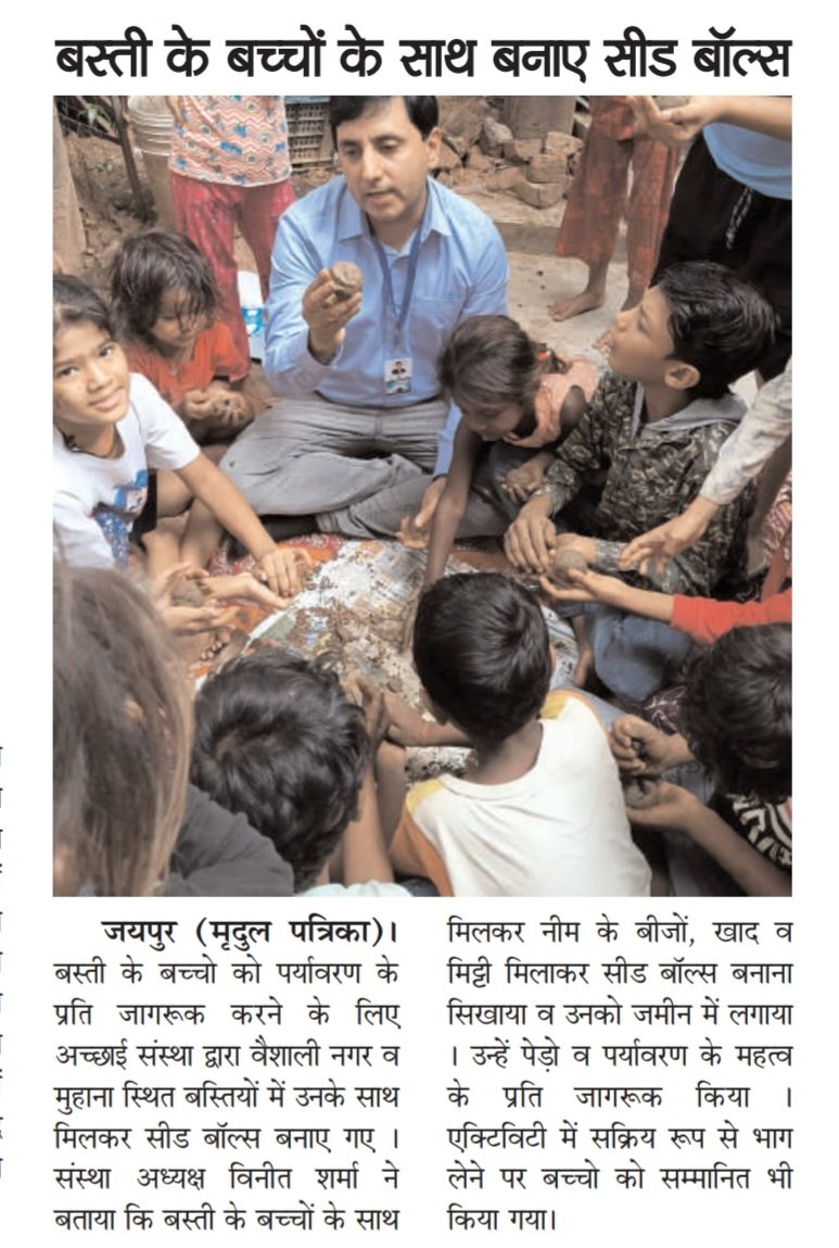 vineetsharmapm's tweet photo. कच्ची बस्ती में बच्चों को पर्यावरण के प्रति जागरूक करने के लिए उन्हें नीम सीड बाल बनाना सिखाया #environment #seedball #slumeducation https://t.co/0ITh4ukrvR
