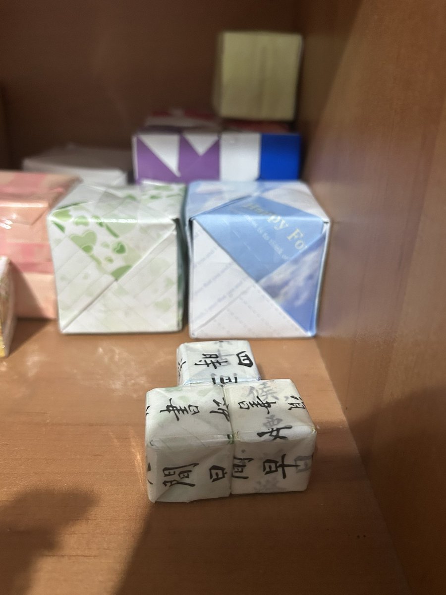 Samui_CYFuture's tweet image. 這幾天空閒時間在研究
怎麼利用廢紙做成類似展示櫃
拿來放我的盲盒
昨天做了這個小的之後發現
好像可以做成俄羅斯方塊的感覺…
但這一個小東西要搞超久😵💫