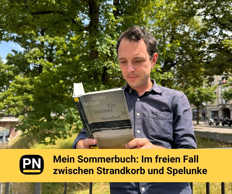 prime_news_ch's tweet image. «Bin ich mir selbst geheuer?», fragt man sich nach der Lektüre von Heinz Strunks Roman «Ein Sommer in Niendorf». Der Roman wirft einen ungeschminkten Blick auf das Leben und ist gleichwohl lustig und unterhaltsam.
Die ganze Buchempfehlung: primenews.ch/articles/2025/…