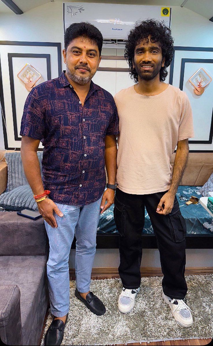prosathish's tweet image. As the PRO, it’s a big pleasure to witness the rise of a multi-talented sensation like @pradeeponelife sir ♥️ Wishing him a very Happy Birthday!
With #LIK & #Dude lined up, his journey only gets bigger and brighter from here 💫
#HBDPradeepRanganathan
