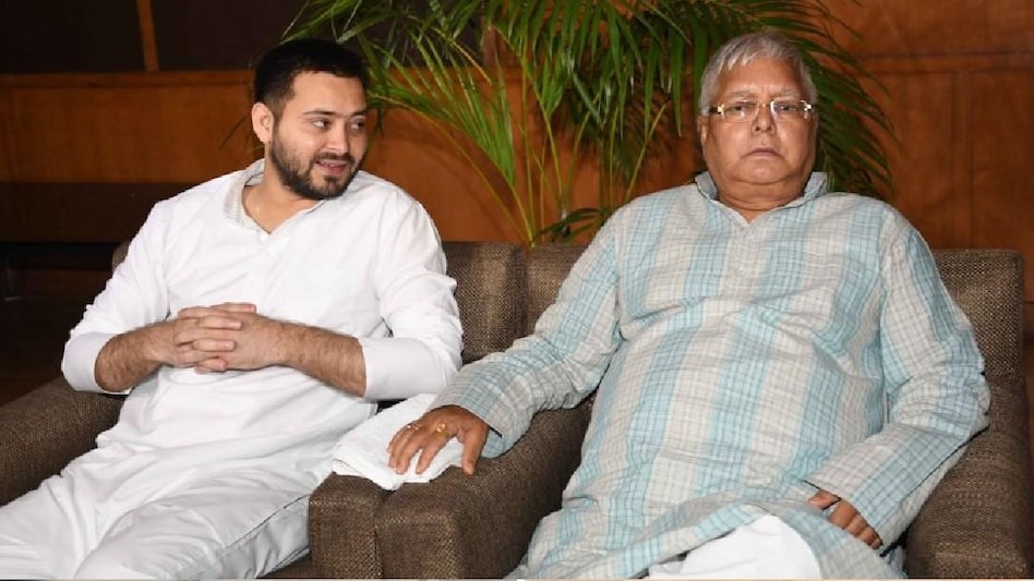 TejashwiYdvRJD's tweet image. हांथी घोड़े तोप तलवारें, फौज तो तेरी सारी है !!
पर जंजीर में जकड़ा राजा मेरा, अब भी सब पे भारी हैं !!
:- लॉर्ड लालू प्रसाद यादव ❤️🔥💯