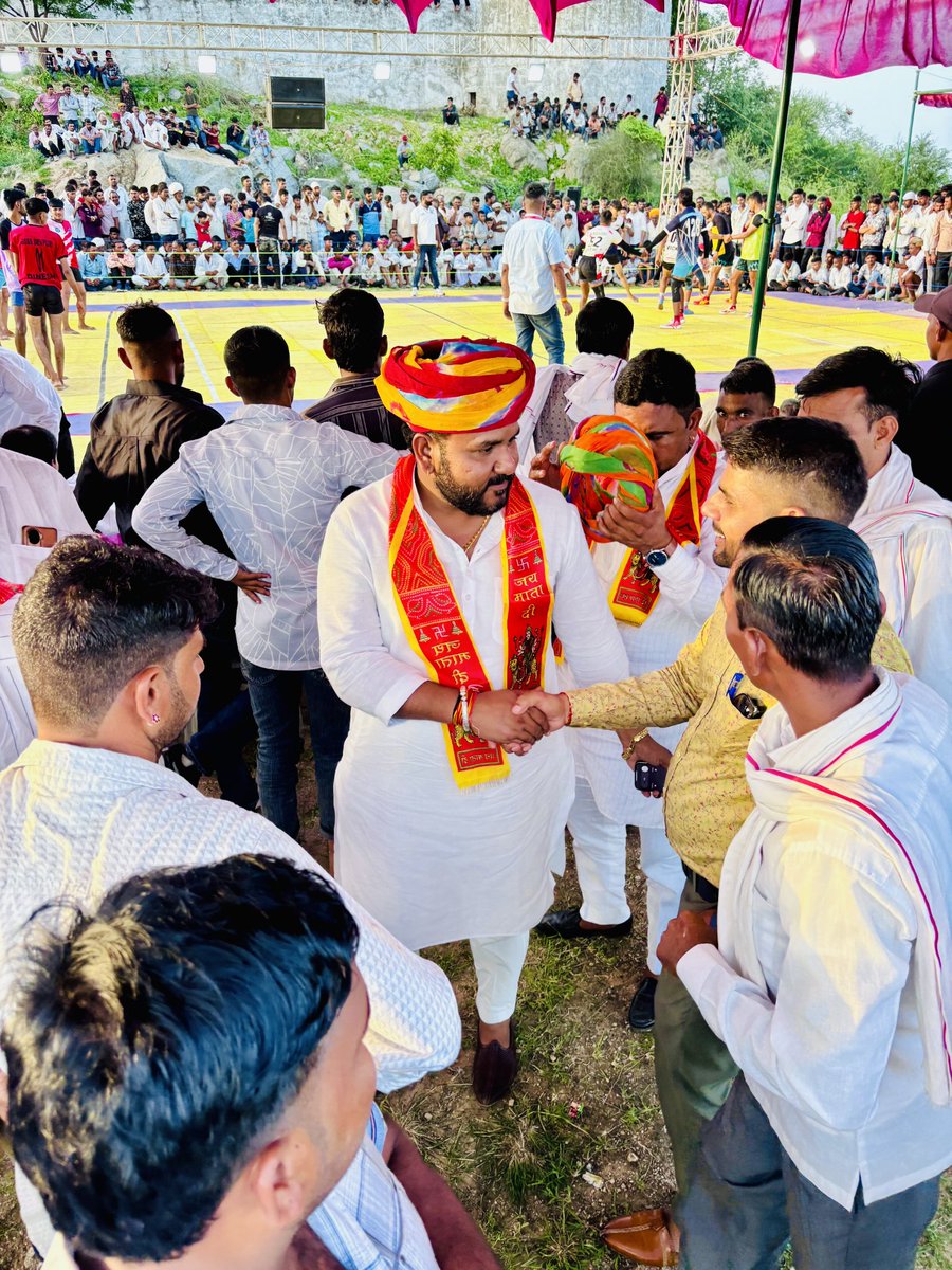 GurjarBhojraj07's tweet image. मां अन्नपूर्णा के वार्षिक मेला महोत्सव में ग्राम बुहारु में मुख्य अतिथि के रूप में उपस्थित होकर मां अन्नपूर्णा का आशीर्वाद प्राप्त किया साथ ही आयोजित कबड्डी कार्यक्रम का शुभारंभ किया एवं समस्त ग्राम वासियों को शुभकामनाएं प्रेषित की !

📍किशनगढ़

#आपका_अपना_भोजराज_गुर्जर