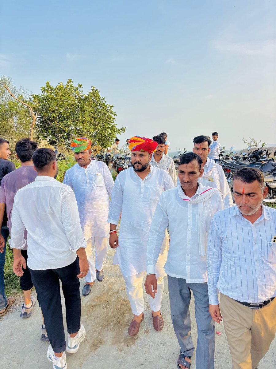GurjarBhojraj07's tweet image. मां अन्नपूर्णा के वार्षिक मेला महोत्सव में ग्राम बुहारु में मुख्य अतिथि के रूप में उपस्थित होकर मां अन्नपूर्णा का आशीर्वाद प्राप्त किया साथ ही आयोजित कबड्डी कार्यक्रम का शुभारंभ किया एवं समस्त ग्राम वासियों को शुभकामनाएं प्रेषित की !

📍किशनगढ़

#आपका_अपना_भोजराज_गुर्जर