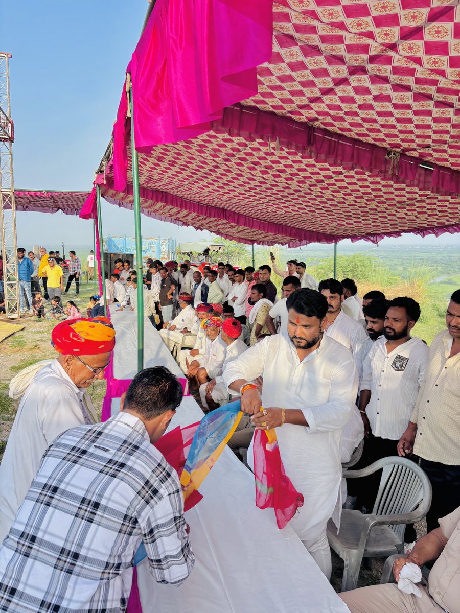 GurjarBhojraj07's tweet image. मां अन्नपूर्णा के वार्षिक मेला महोत्सव में ग्राम बुहारु में मुख्य अतिथि के रूप में उपस्थित होकर मां अन्नपूर्णा का आशीर्वाद प्राप्त किया साथ ही आयोजित कबड्डी कार्यक्रम का शुभारंभ किया एवं समस्त ग्राम वासियों को शुभकामनाएं प्रेषित की !

📍किशनगढ़

#आपका_अपना_भोजराज_गुर्जर