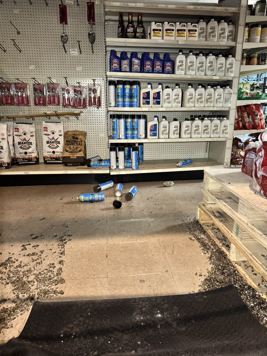UplandPD's tweet image. Last night around 1am, we responded to a burglary alarm at a market near Foothill Blvd and Mountain Ave. Officers found the window smashed, things knocked over, and the register tampered with. Fortunately, a witness saw the suspect run from the area and said he ran east on…