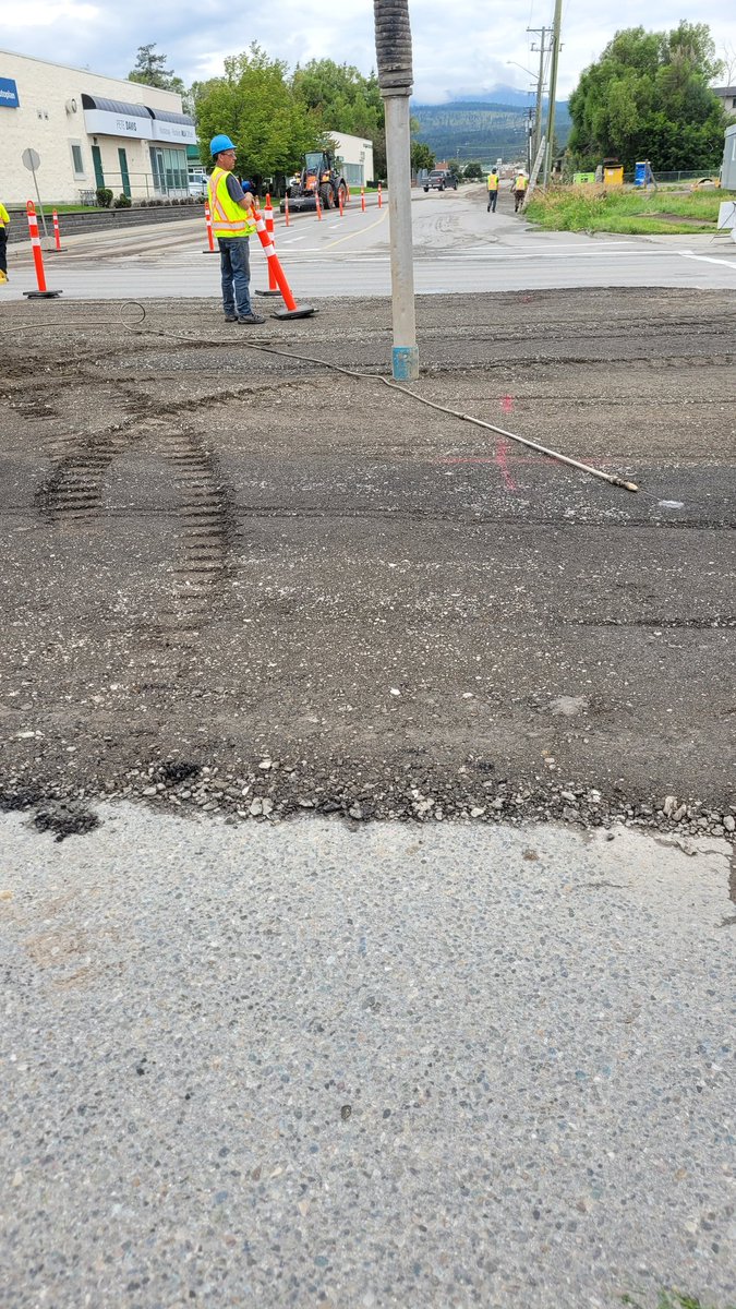 🚧 Digging blindly can be a disaster waiting to happen.
Before starting any earthworks,  locate underground utilities. 1 misstep could mean ruptured gas lines, power outages, or serious injury.
Protect lives, property, and the project. Call before you dig.💡
#CivilEngineering