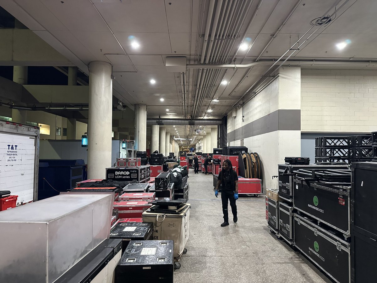 truckerDavidH's tweet image. When I said storm I meant it. Stage hands were timing out and we took their last 20
Minutes to get everything down the freight elevator. 😂