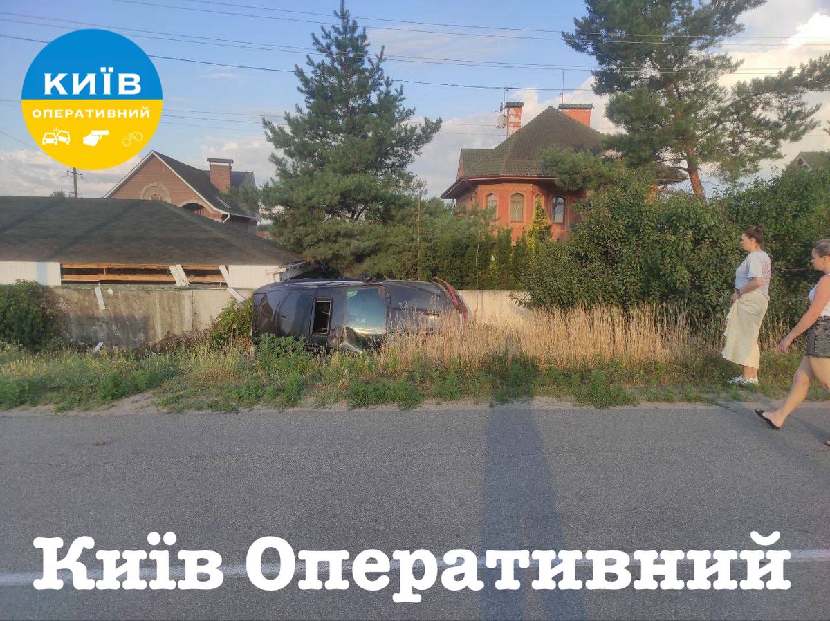 KyivOperativ's tweet image. ДТП біля дамби у Козині - #Jaguar у кюветі. Очевидці кажуть, що люди потікали з машини у невідомому напрямку, знявши номерні знаки.