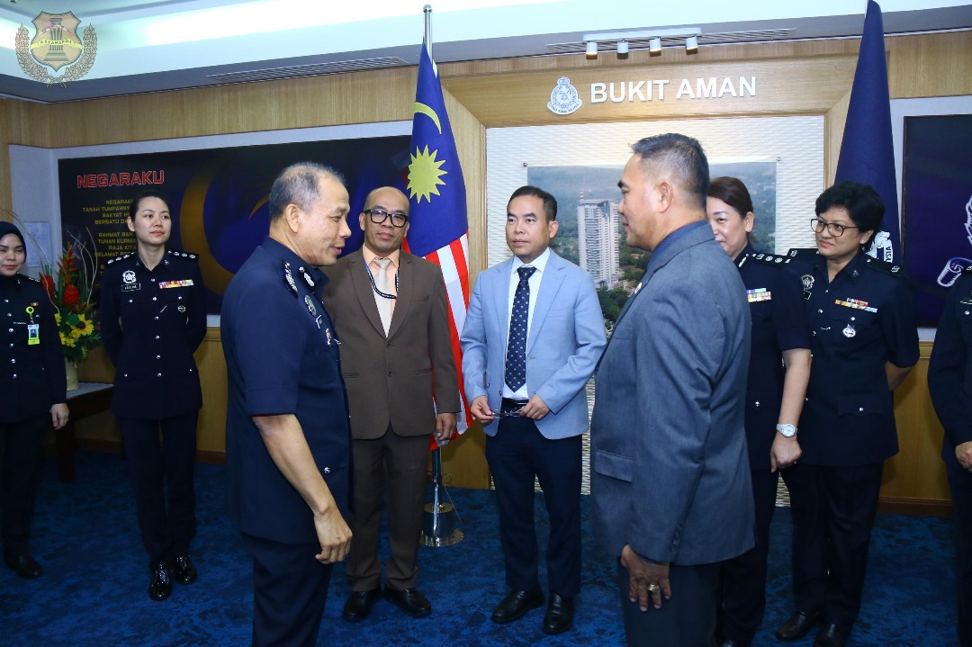 On the sidelines of the ASEANAPOL Secretariat’s engagement with the Royal Malaysia Police (RMP), the Executive Director of the ASEANAPOL Secretariat, Police Colonel David Martinez Vinluan, had the honor of briefly meeting with the newly appointed Inspector General of Police (IGP)