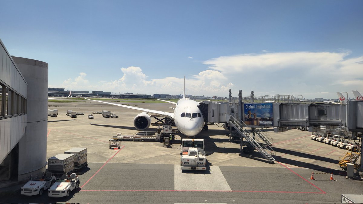 garage_aoki's tweet image. 飛行機だー(笑)
