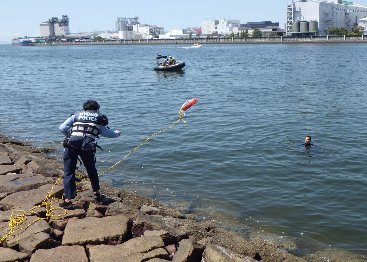 JCG_5th_RCGH's tweet image. 【第47回芦屋サマーカーニバル花火大会をご安全に】
7月24日 #西宮海上保安署 は #芦屋警察署 と合同で、サマーカーニバル花火大会の安全を守るため、海の救助訓練を行いました。
海に落水した人を警察官が救命浮環で、海上保安官が小型艇で救助しました。
#五管区 #芦屋サマーカーニバル花火大会