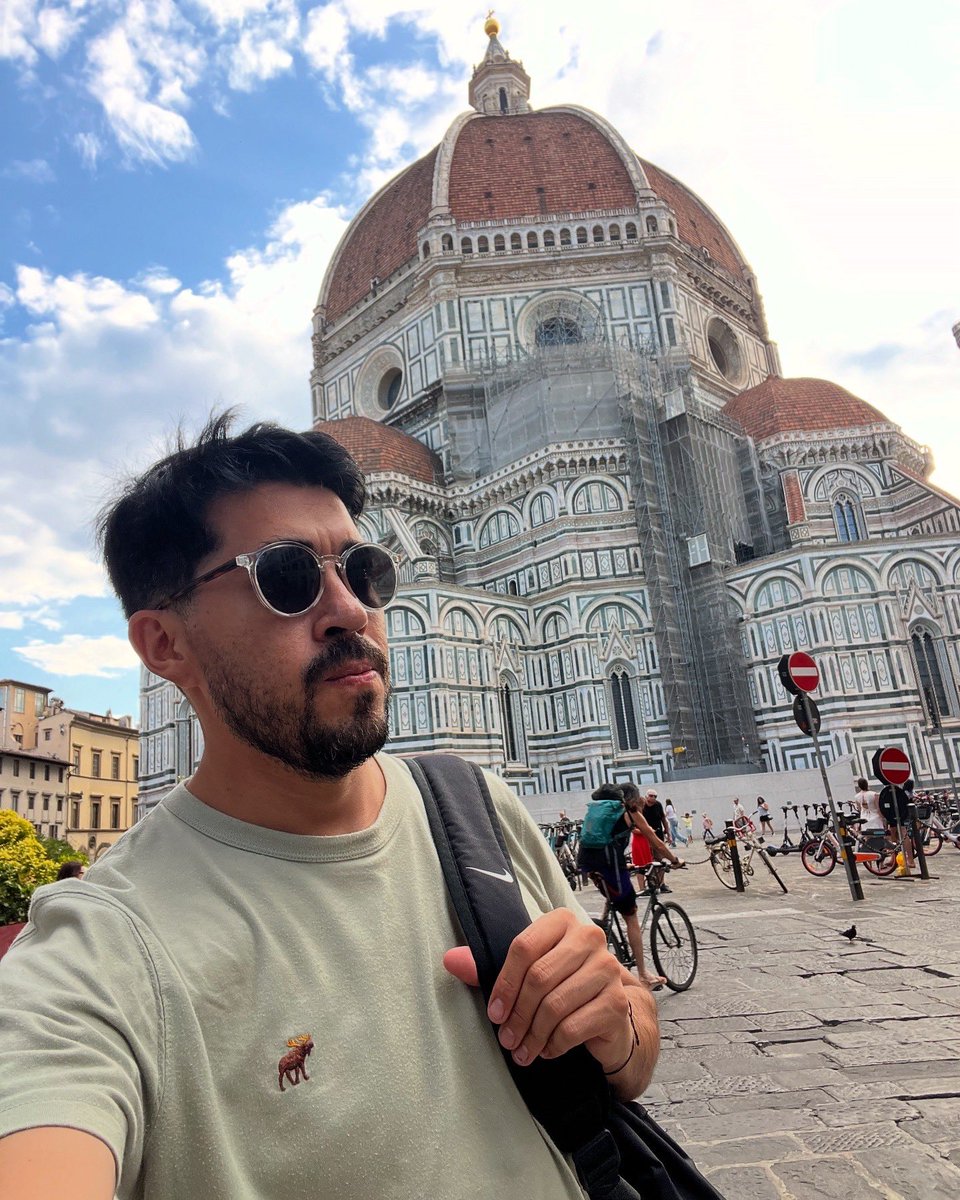 kikemireles's tweet image. 🇮🇹 Bajo la sombra de una imponente cúpula, la cúpula de Florencia, pensativo y solitario, sin prestar atención a nada de lo que pasaba, me quedé de pie y contemplé una piedra de mármol, el asiento favorito de Dante, coronado de laurel... decía el gran William Wordsworth, y sí,…
