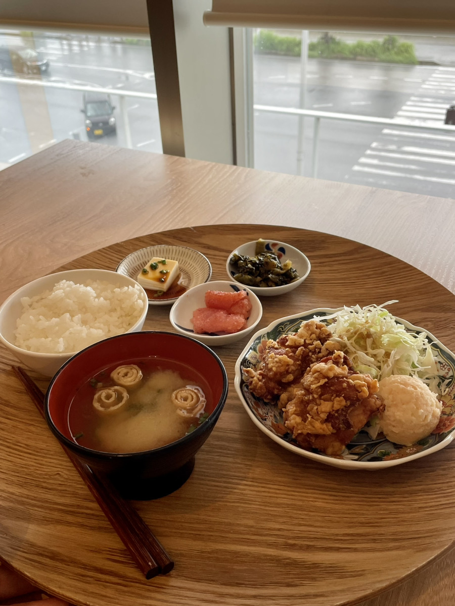 Feel_OKINAWA's tweet image. 一見ただの唐揚げ定食のように見えますが、
「沖縄県産辛子明太子」が美味しすぎて毎度感嘆のため息
泡盛・シークヮーサー・沖縄のお塩を使ったここだけの味わいで、ご飯や高菜とともにおかわり自由なのありがたい…!!
お店は浦添市の「やまや食堂パルコシティ店」晴れたらきれいな海も見えるよ…