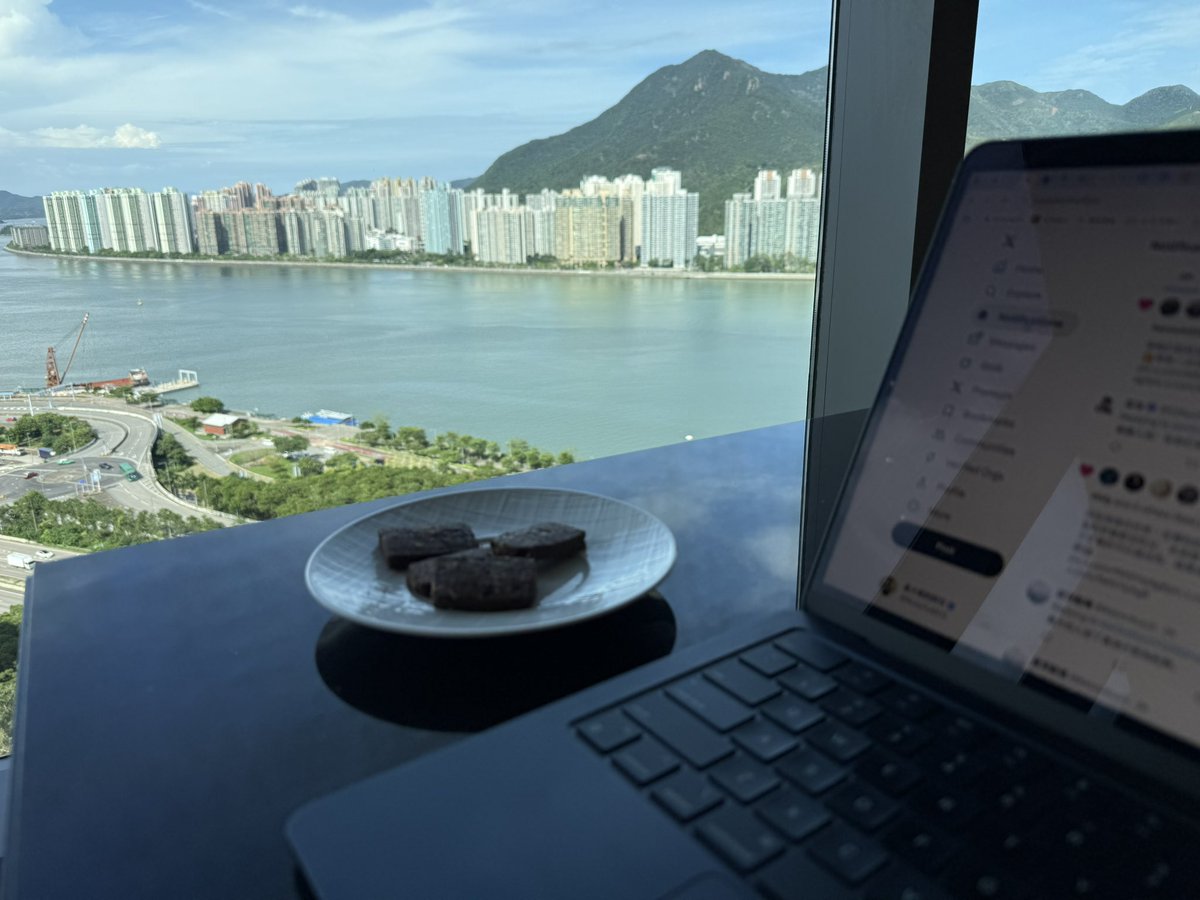 天气太热不想出街，放她们下去游水，我要认真工作一会