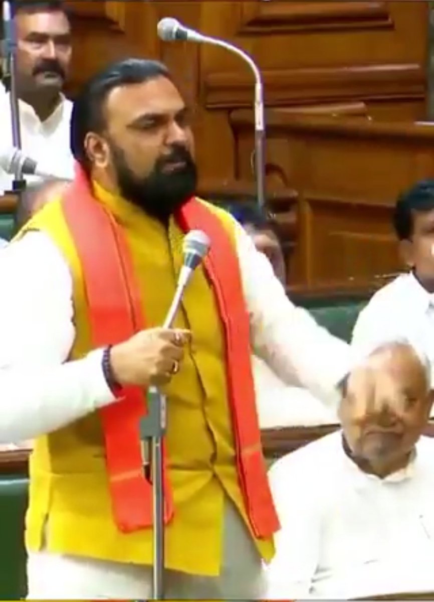 तेजस्वी यादव माइक फाड़ के चिल्ला रहे थे 
तभी बिहार BJP अध्यक्ष सम्राट चौधरी ने एक ही लाइन में क्लीन बोल्ड कर दिया:

जिसका बाप चारा चोर है, उसे ज़ोर से नहीं बोलना चाहिए!🔥

तेजस्वी बुरी तरह बौखलाए,
तेज प्रताप का पारा हाई,
और रोहिणी यादव तो अब गटर लैंग्वेज़ पर उतर आई हैं!

सवाल