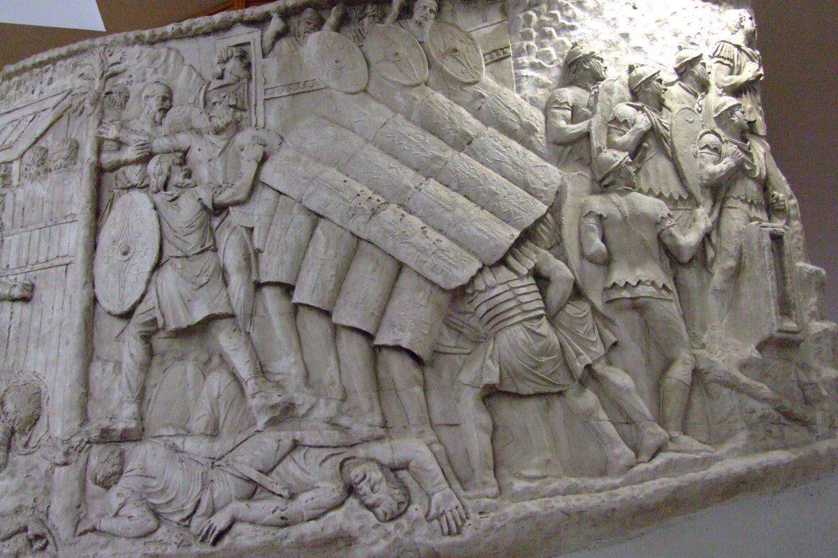 Sadyojata1's tweet image. A depiction of the Testudo
The Testudo is often shown in historical movies, but what would it have looked like back in the day?
Here, in this scene from Trajan's column, AD 113, we get a glimpse of Roman soldiers locking shields as they advance against a Dacian fort.