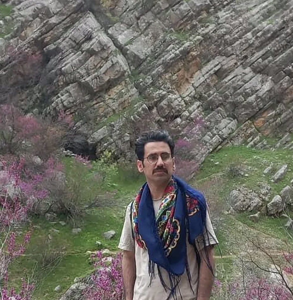 حمید مرادی، دبیر انجمن “شنەی نوژین” و وکیل دادگستری، هنگام مهار آتش‌سوزی عمدی در کوه ئاویەر(آبیدر) سنندج دچار سوختگی شدید شد و پس از انتقال به بیمارستان کوثر سنندج جان باخت؛ 
#ژینگەپارێز