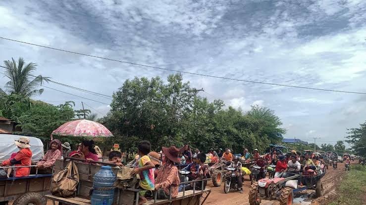 Arktype (@arktype_) on Twitter photo For those asking, my family & I are safe but our hearts are breaking 💔 for the Khmer & Thai people 🇰🇭 🇹🇭 There’s no winners in war & this is all to familiar history repeating. <a href="/atlasgrace_/">atlasgrace.sol</a> will be looking for ways to help those displaced by the conflict
#cambodia #thailand For those asking, my family & I are safe but our hearts are breaking 💔 for the Khmer & Thai people 🇰🇭 🇹🇭 There’s no winners in war & this is all to familiar history repeating. <a href="/atlasgrace_/">atlasgrace.sol</a> will be looking for ways to help those displaced by the conflict
#cambodia #thailand