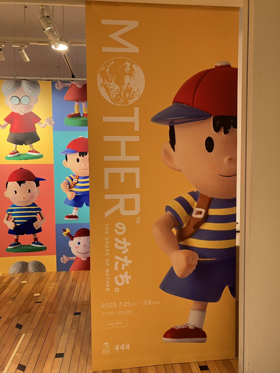 doseiyota's tweet image. MOTHERのかたち、見てきた。
じっくり見るとまつ毛が立体的に作ってあったり小物とか模様がしっかりしていて、ディティールが分かって良かった。なお、ニンテンの前髪は展示では補修されていた。
余談、ロゴデザインの高田さんがちょうど同じ時間帯に来ていたっぽかった。