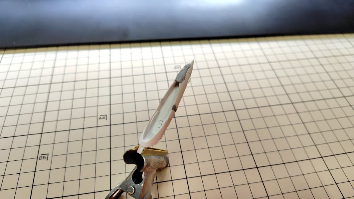 Linxline's tweet image. 温度のお陰というか何というか
表に小一時間も置いとくと結構厚めに盛ったラッカーパテもカリッカリに乾いている…