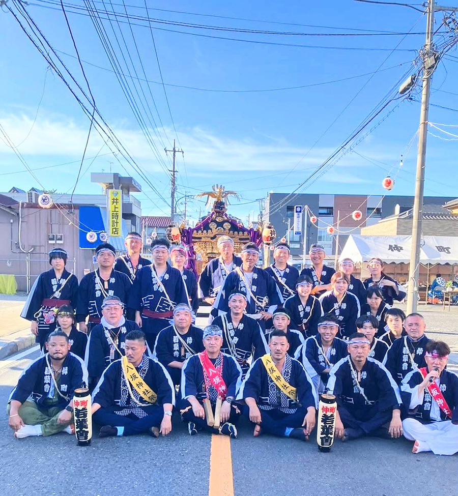 お祭りグループポートレート

■吉川八坂祭り
2025年7年7月20日
埼玉県吉川市仲町

投稿：松井永一さん

吉川八坂神社氏子町会の仲町若葉会さん。
暑い中にも関わらず、皆さんとってもいい笑顔。

on-japan.jp/user-post/grou…

#吉川八坂祭り #吉川八坂神社例大祭 #神輿 #暴れ神輿 #祭り #夏祭り #吉川市