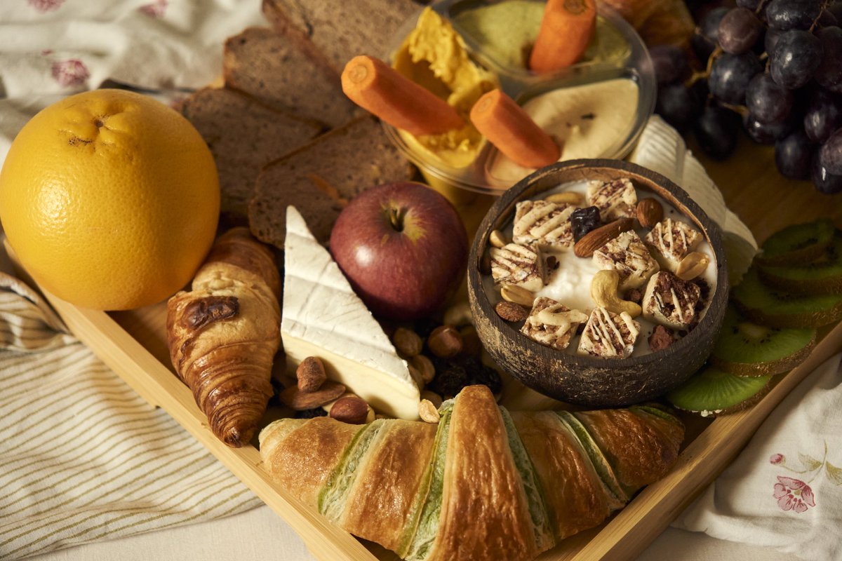 fortunablaz's tweet photo. Breakfast in bed 
#MorningVibe #breakfastdecisions #routine #girl #photoshoot #Slovenia #fruits https://t.co/2m7kXSqS0Y