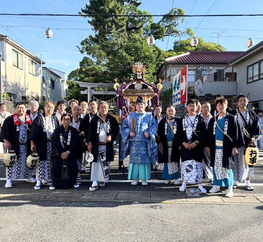 お祭りグループポートレート

■吉川八坂神社例大祭
2025年7年7月19日
埼玉県吉川市 芳川神社

投稿：吉川八坂神社世話人会さん

本日2回目、同じく吉川八坂祭りでのグループポートレート。
揃いの半纏を新調されたという、吉川八坂神社世話人会さんです。

on-japan.jp/user-post/grou…

#吉川八坂祭り