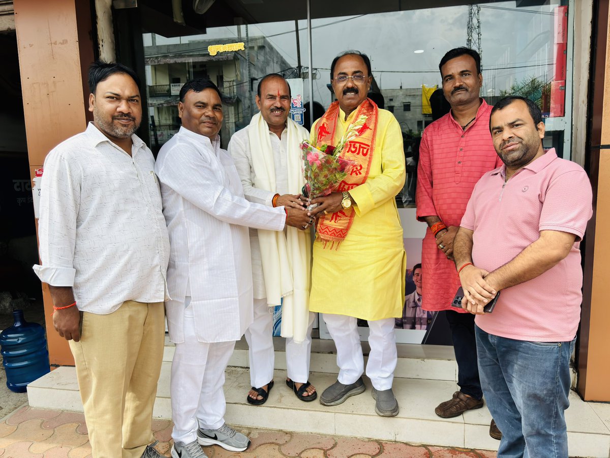 Rajndra_mshrm's tweet image. श्री कमलेश वर्मा जी को जयंत मंडल अध्यक्ष बनाए जाने पर भाजपा जिला अध्यक्ष श्री सुंदरलाल शाह जी के साथ मिलकर बधाई एवं शुभकामनाएं दी !
आपके नेतृत्व में संगठन और अधिक सशक्त एवं जनहितैषी बने, यही शुभेच्छा है।
@ShipraDUTTA16 @BJP4India