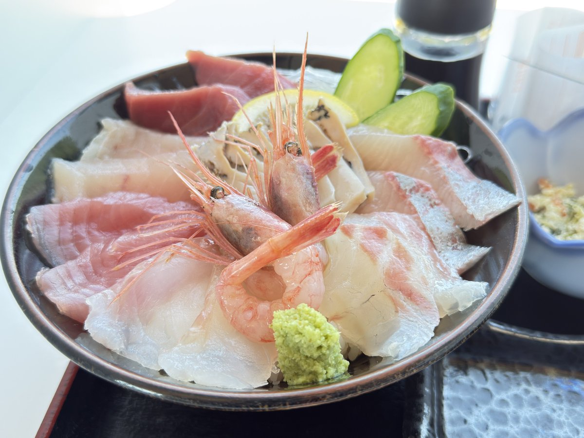 お昼ご飯はアワビ入り海鮮丼❗️