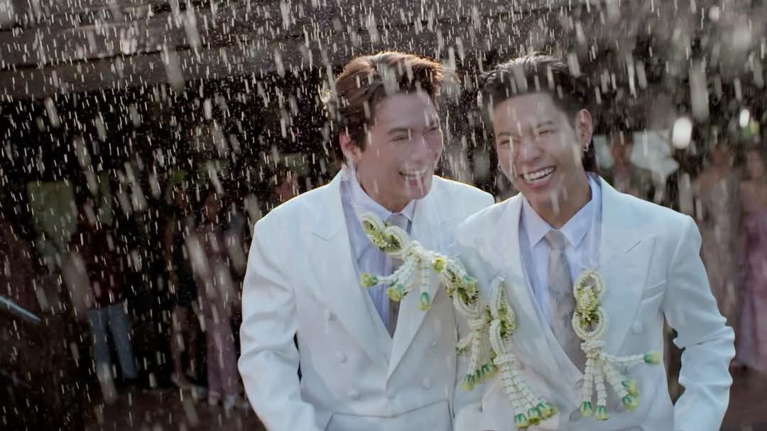 UnitedPERAYA's tweet photo. Rain on a wedding day is often seen as a symbol of good luck and a lasting marriage 😭
@kristtps @stjinx_maya ❤
#TheExMorningFinalEP https://t.co/Zacd0MDvg2