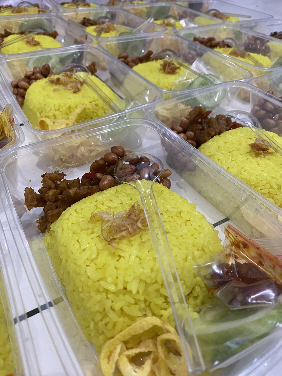 Nasi kuning nya yuk. 
15k udah sama minum