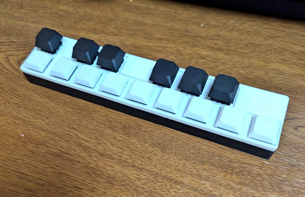 Moge313101's tweet image. FF14の吟遊詩人の演奏用キーボードをちょっとだけ改良しました。
白鍵より黒鍵は高い方が演奏が楽だと思い、白鍵はロープロファイルのキースイッチとキーキャップに変更。
ちなみにキーマップを変更すれば15キーのマクロパッドとして使えなくもないです。
#自作キーボード #macropad #vial #吟遊詩人