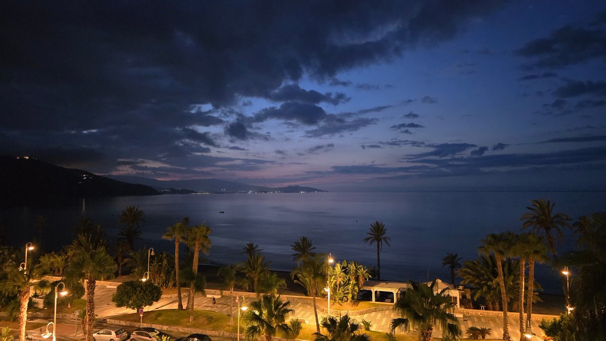 Apenas arañaba el sol la oscuridad de la noche y despertábamos con el olor a petricor y el ruido rosa de la lluvia sobre las olas #CostaTropical #Almuñecar #Granada #Andalucía