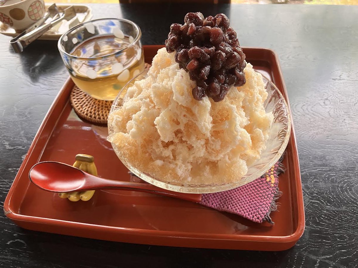 ussyfirecruise's tweet image. みんなー、乙ウッシー🐮🍧
今日はなんと…かき氷の日らしいで!🥶✨
っちゅうことで、
番茶と抹茶のWお茶氷🍵🍵 食べてきたでぇ〜!
老舗のお茶屋さんカフェやったから、
お茶の濃さがエグかったわ…渋ウマッ😋✨
夏も相場も溶けるけど、
心は涼しくガチホで✊📈
ほな、午後もよろしくやでー!