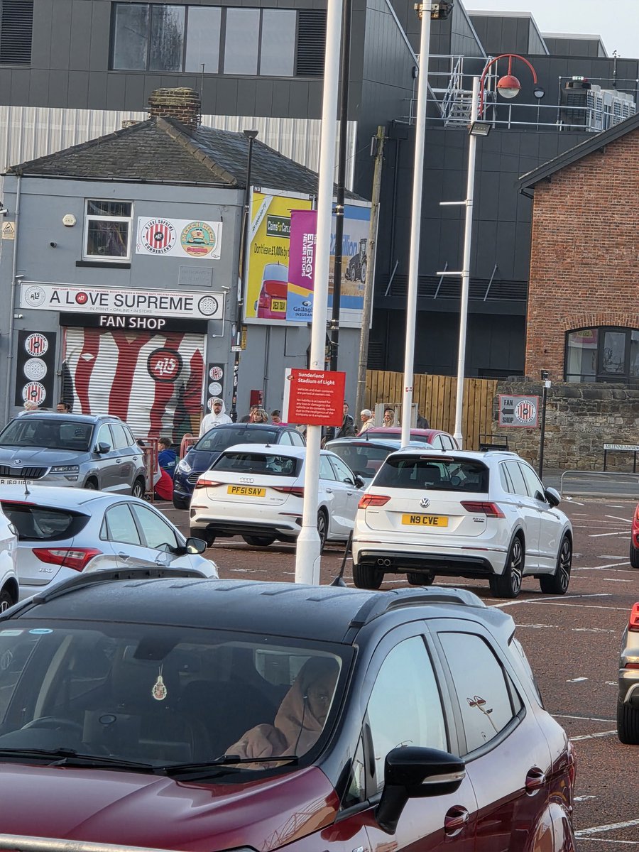 tuckytheweeb's tweet image. 6am @SunderlandAFC and the house is coming along nicely plus queue right down the road now. #SAFC