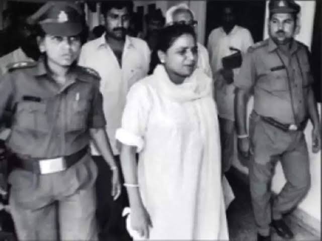 ठाकुर अनुज सिंह 🚩🥷 (@singhgbcs) on Twitter photo <a href="/yadavakhilesh/">Akhilesh Yadav</a> दलित महिला उत्पीड़न और अन्याय करने वाले सपा नेता मुलायम यादव की नींव हिला देने वाली प्रदेश की पूर्व मुख्यमंत्री कुमारी मायावती जी।
#दलितों की मसीहा को धन्यवाद जो उनके हक को याद दिलाया और सपा को उसका स्तर बताया ।
#दलित_भाइयों_बहनों चुनाव में मायावती जी को चुनना या फिर BJP को 🙏 <a href="/yadavakhilesh/">Akhilesh Yadav</a> दलित महिला उत्पीड़न और अन्याय करने वाले सपा नेता मुलायम यादव की नींव हिला देने वाली प्रदेश की पूर्व मुख्यमंत्री कुमारी मायावती जी।
#दलितों की मसीहा को धन्यवाद जो उनके हक को याद दिलाया और सपा को उसका स्तर बताया ।
#दलित_भाइयों_बहनों चुनाव में मायावती जी को चुनना या फिर BJP को 🙏