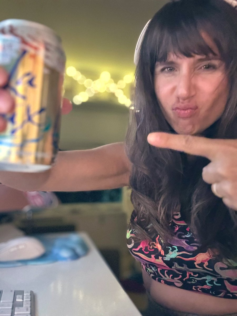 RoxanaCodes's tweet image. Deliriously burning the midnight oil, noticing my lido baby handstand muscles, and pretending my coconut La Croix is the reason I’m flexing. 🤣🤣🤣
Someone send me to bed. 😆
#studybreak #fitdevs #almostflavor #deletethislateryoudangfool