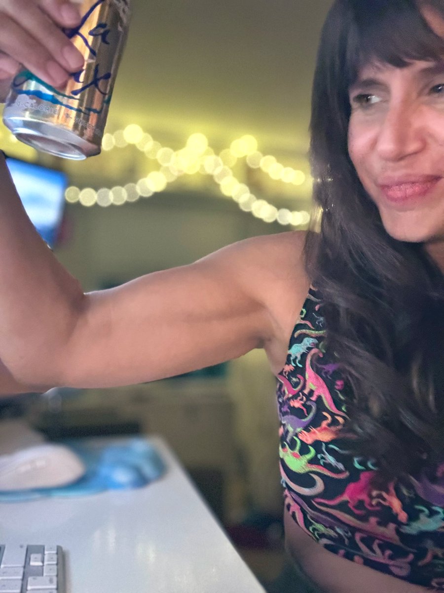 RoxanaCodes's tweet image. Deliriously burning the midnight oil, noticing my lido baby handstand muscles, and pretending my coconut La Croix is the reason I’m flexing. 🤣🤣🤣
Someone send me to bed. 😆
#studybreak #fitdevs #almostflavor #deletethislateryoudangfool