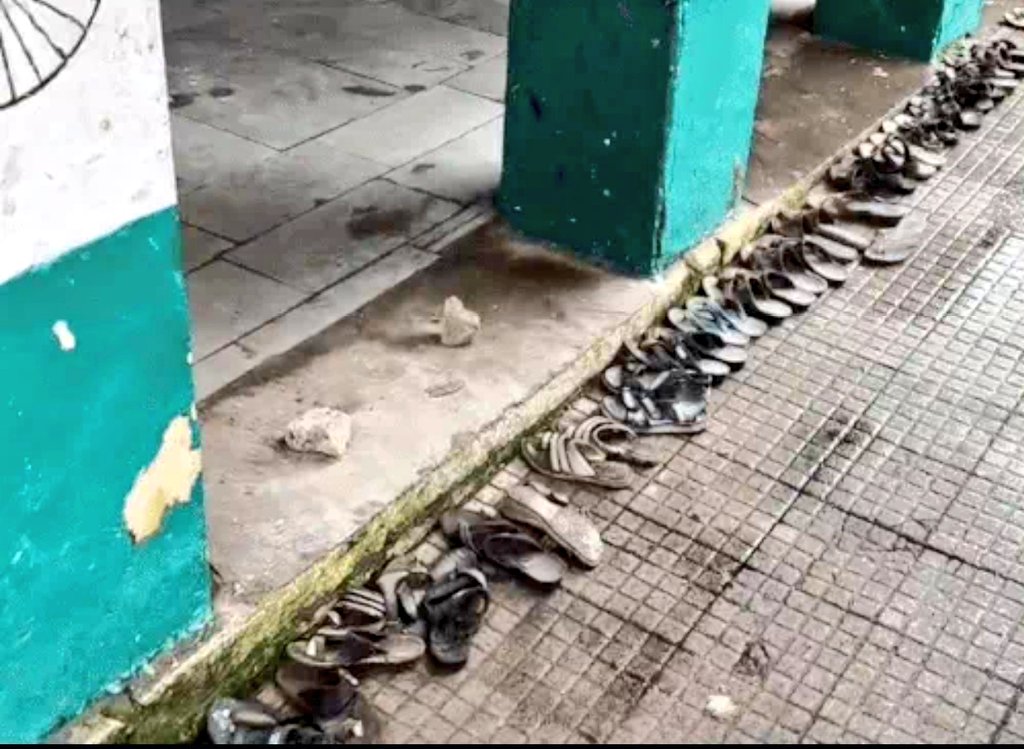 mgmaheshgarg4's tweet image. अब वो चप्पलें यूँ ही पड़ी हैं,
बिना पैरों के...
बिना आवाज़ के...

क्योंकि चप्पलें बोल नहीं सकतीं,
लेकिन वो चुप रहकर भी दुनिया से सवाल पूछती हैं —
&quot;कौन ज़िम्मेदार है?&quot;