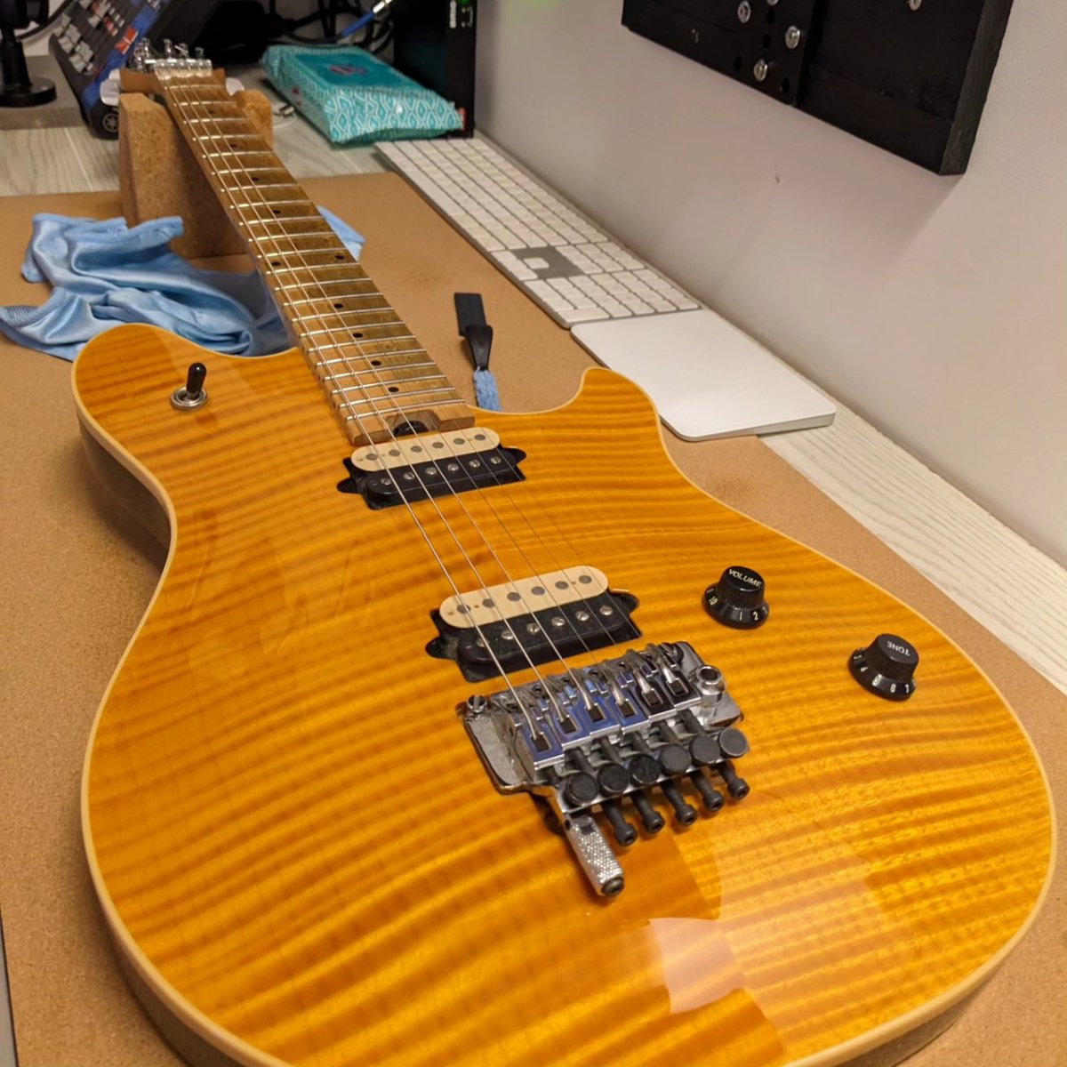 Cant sleep so shining up my '97 EVH. I can't play with this torn tendon but I can restring and clean her up. <a href="/DrGuitar/">DrGuitar</a> <a href="/TippingEd/">Ed</a> <a href="/PastorWildman/">🆆🅸🅻🅳 🅼🅰🅽🎸💥🎙</a> 
<a href="/RoehrbornX/">X - Ray</a>