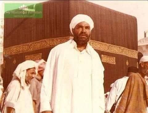 اشفاق احمد کی کچھ یادیں ۔۔
میرے ایک دوست تھے سلطان راہی ان کا نام تھا - آپ نے ان کی فلمیں دیکھی ہونگیں - ایک روز مجھے ان کا پیغام ملا کہ آپ آئیں ایک چھوٹی سی محفل ہے - اس میں آپ کی شمولیت ضروری ہے اور آپ اسے پسند کرین گے - میں نے کہا ، بسم الله -

سلطان راہی کو شاید آپ جانتے ہوں