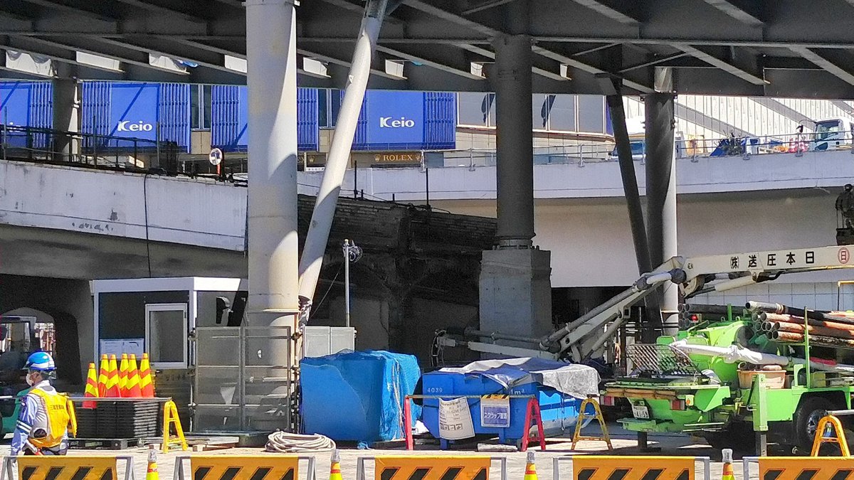 getureigo's tweet image. わぉ！
新宿西口ロータリーのアプローチ部分が無くなって断面構造が見えてる、