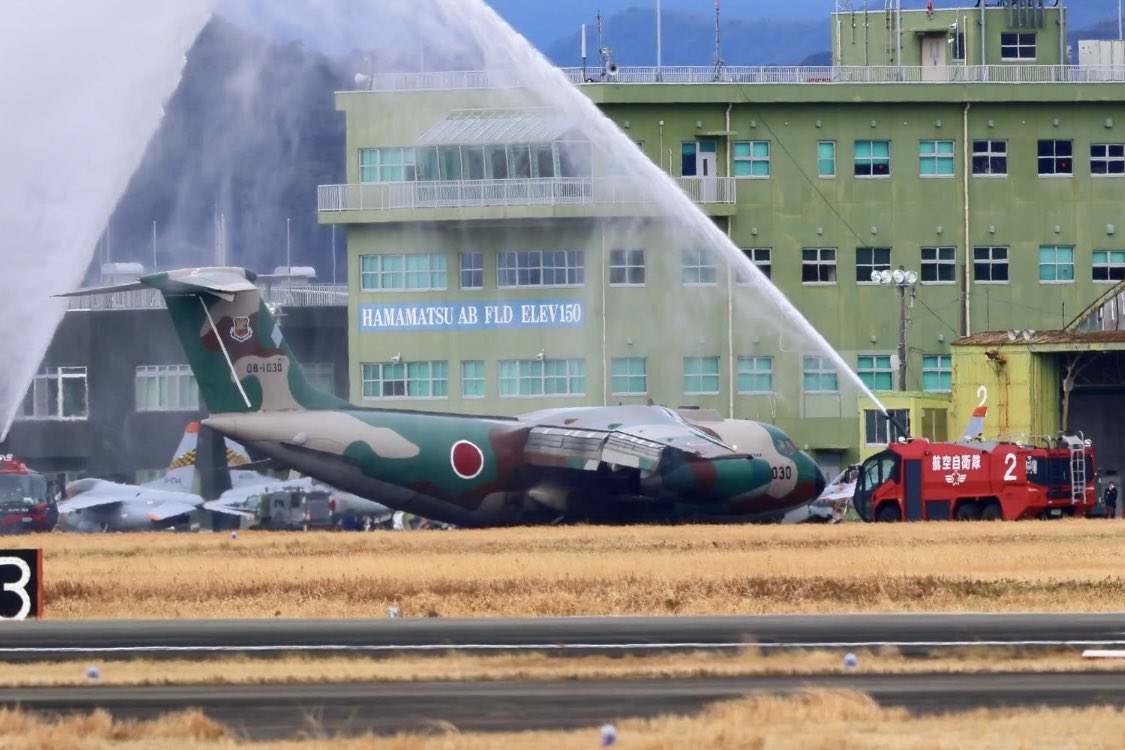 0w2pmY8c6oJ292i's tweet image. 3月にラストフライトで浜松基地へ飛来し北エプロンに駐機されていたC-1 030号機が今朝、エアパークエプロンへ移動されました。
まだ公開との事では無いとの事でしたがガラス越しに撮影可能です。
4枚目はラストフライトの時のもの
#エアーパーク
#C-1